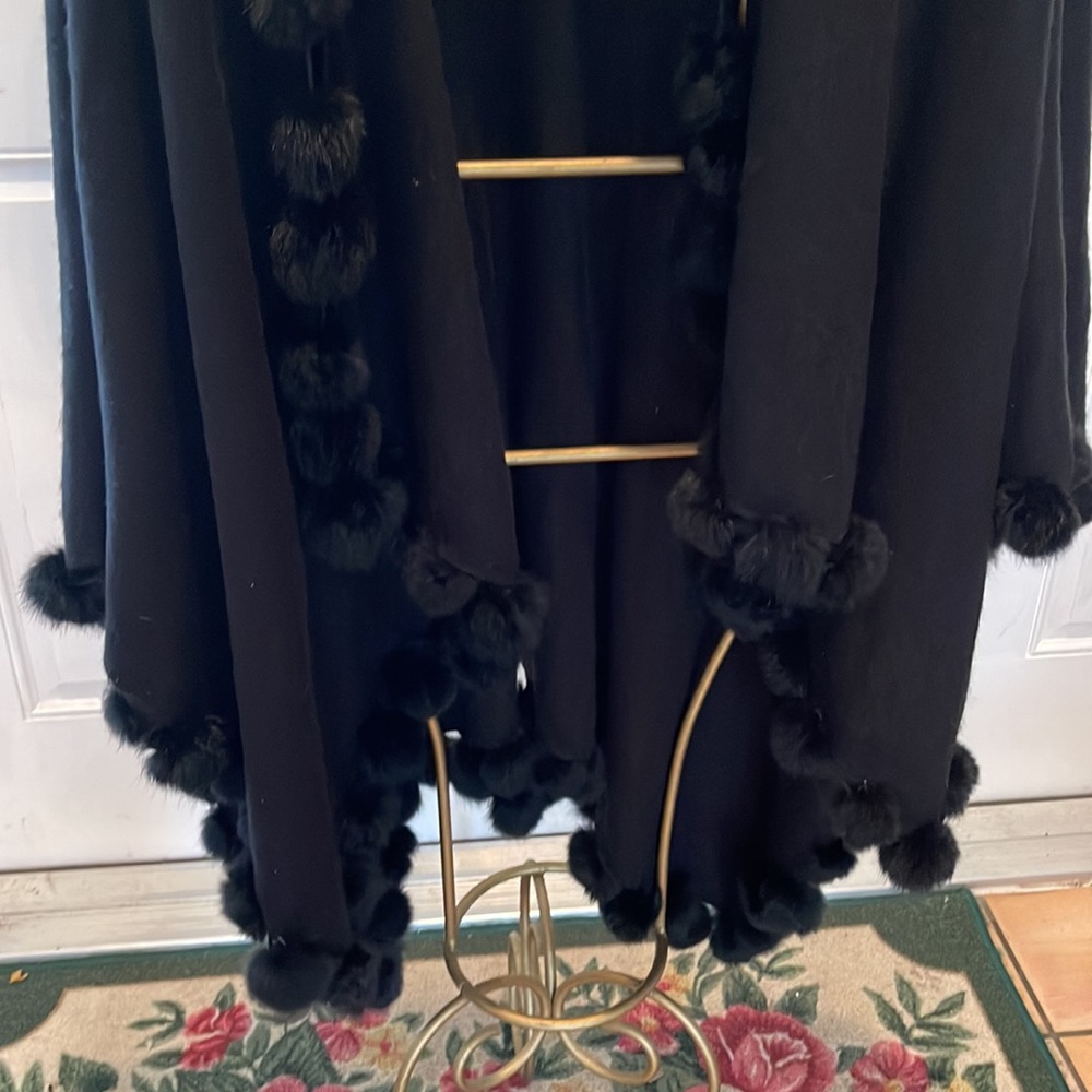 Gorgeous fur trimmed wrap - Picture 3 of 5